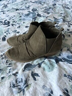 REPORT DREWE Olive Green Perforated Suede-like Ankle Booties - Sz 7.5